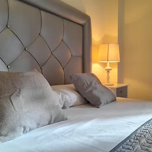 Espacioso Muy Tranquilo Y Con Jardines Cercano A La Playa Y Con 06 Piscinas Apartamento Estepona